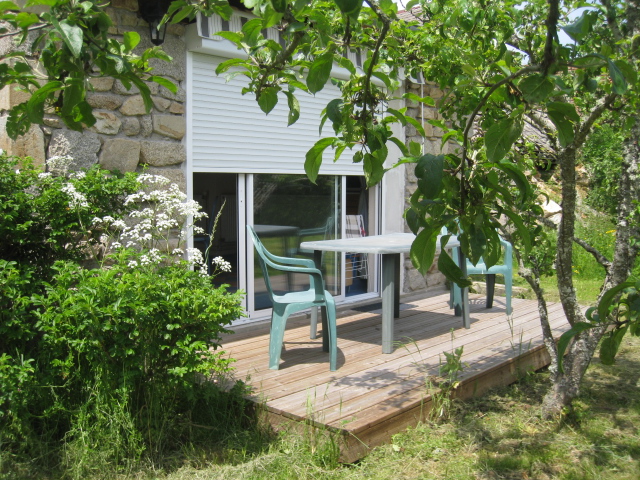 Au coeur des Combrailles - Atelier de la Bâtisse - Gîte de la poterie 63390 Terrasse ouvert sur verger privatif